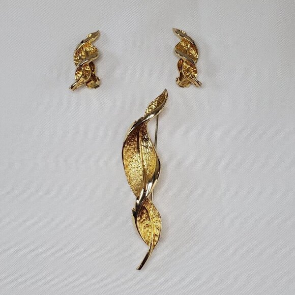Coro Jewelry - Vintage Coro Brushed Gold-Tone Leaf Brooch & Clip-On Earrings Jewelry Set